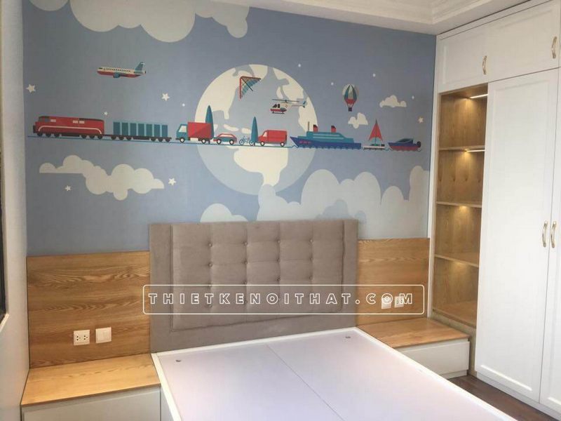 Các bé rất thích tranh dán tường
